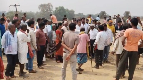 فور لین میں ڈائیورشن نہ ہونے کی وجہ سے گاؤں والوں اور عوامی نمائندوں نےکیا سڑک جام