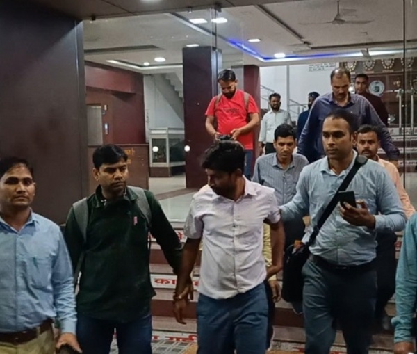 گرفتار انجینئر کو لے جاتی سی بی آئی کی ٹیم