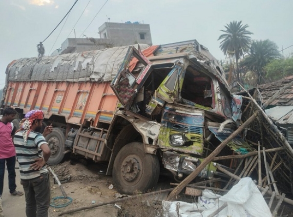 JH-TRUCK-RAMS-INTO-POULTRY-SHOP
