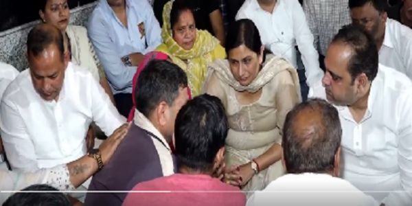 ریاستی وزیر پنکج سنگھ نے ایم پی سہراوت کے ساتھ اتم نگر قتل کیس میں متاثرہ کے خاندان سے ملاقات کی