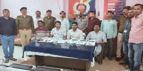 تقریباً 9.95 لاکھ روپے کے قیمتی سامان اور منشیات کے ساتھ پانچ افراد گرفتار