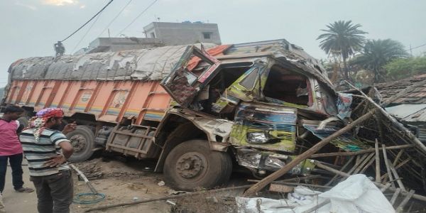 ٹرک پولٹری دکان میں گھس گیا، بھاری نقصان