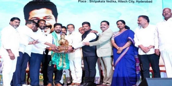 وزیر اعلیٰ ریونت ریڈی کو ایس سی درجہ بندی کے نفاذ پر اعزاز