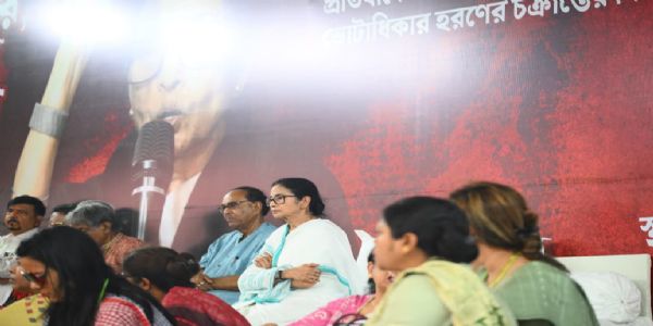 ممتا بنرجی کا بی جے پی پر حملہ، کہا اگر بنگال کو کمزور کیا گیا تو ہم دہلی حکومت کو گرا دیں گے