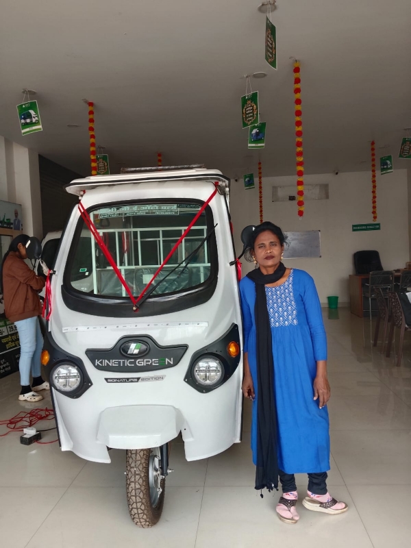 معذوری بھی ہمت کو نہ روک سکی، سائرہ بانو ای رکشہ چلا کر خود انحصاری کی مثال بن گئیں