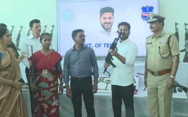 تلنگانہ میں 130 ماوسٹوں کی وزیر اعلی ریونت ریڈیی کی موجودگی میں خودسپردگی