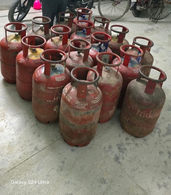 سیتا پوری میں گیس سیلنڈر ریکیٹ کا پردہ فاش