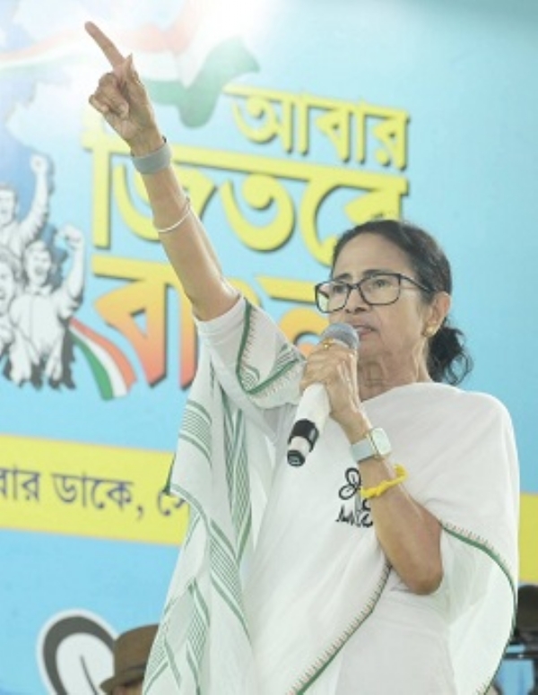 mamata-campaign-crowd-attack