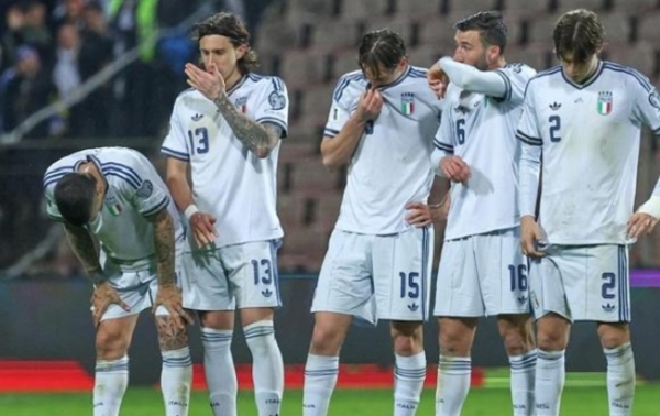 میچ کے بعد مایوس کھڑے اٹلی کے کھلاڑی