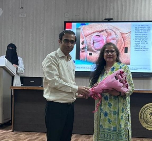 پروفیسر حماد عثمانی اعزاز پیش کرتے ہوئے