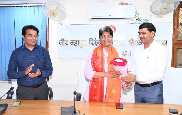 پوروانچل یونیورسٹی کی وائس چانسلر پروفیسر وندنا سنگھ نے باوقارایوارڈ ماٹی سمان سے نوازا گیا، لوک سبھا کے اسپیکرنے دیا اعزاز