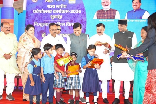 وزیراعلیٰ ڈاکٹر موہن یادو نے پرویش اتسو پروگرام کے موقع پر اسکولی طلباء میں مفت کتابیں تقسیم کیں