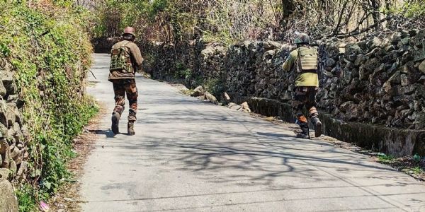 گاندربل کے ارہامہ جنگلات میں باقی بچے دہشت گردوں کو ڈھونڈ نکالنے کےلۓ ہیلی کاپٹر کا استعمال