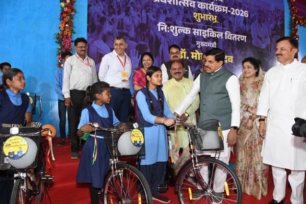 وزیراعلیٰ ڈاکٹر موہن یادو نے پرویش اتسو پروگرام کے موقع پر اسکولی طلباء میں مفت سائیکلیں تقسیم کیں