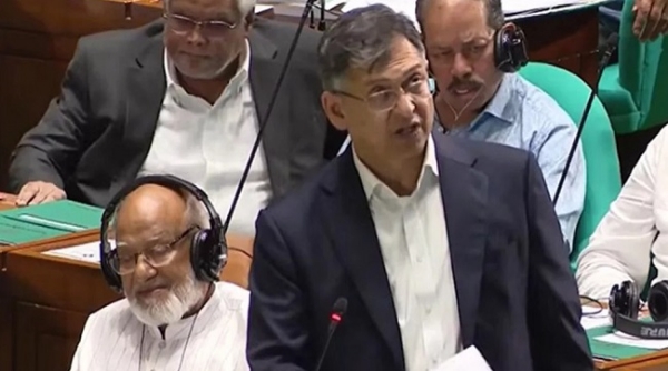 بنگلہ دیش کے وزیرِ داخلہ صلاح الدین احمد پارلیمنٹ میں بیان دیتے ہوئے۔ فوٹو - ڈھاکا ٹریبیون