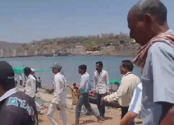 اونکاریشور میں نرمدا ندی میں کشتی حادثے کے بعد کا منظر