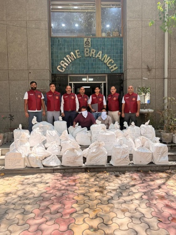 نقلی آٹو پارٹس کے ساتھ پکڑے گئے ملزمان کی تصویر