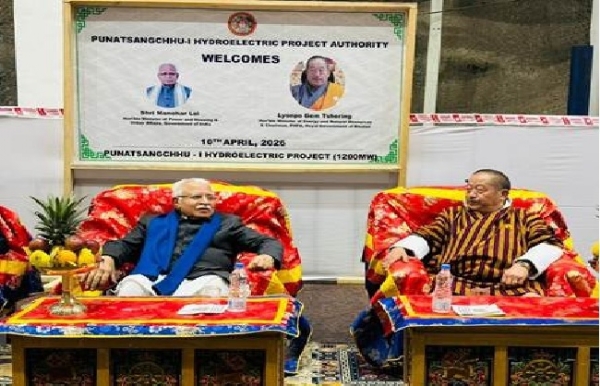 منوہر لال بھوٹان میں ہائیڈرو الیکٹرک پروجیکٹ سائٹس کا دورہ کرتے ہوئے۔