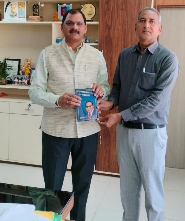 ڈاکٹر شفیع الزماں نے اپنی کتاب کو مہاراجہ سہیل دیو یونیورسٹی کے وائس چانسلر پروفیسر سنجیو کمار کو پیش کیا
