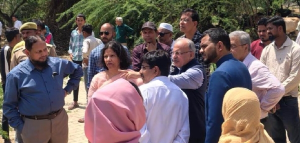 وی سی معائنہ کرتے ہوئے