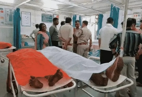 آٹو پر ٹرک پلٹنے کے حادثے میں دبے ہوئے لوگوں کو نکال کر اسپتال پہنچی پولیس