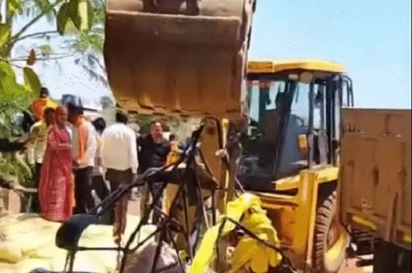 آٹو پر ٹرک پلٹنے کے بعد جے سی بی سے دبے ہوئے لوگوں کو نکالتے ہوئے