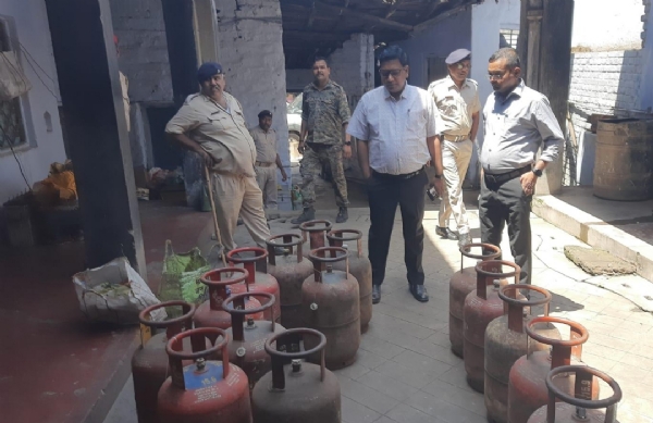 غیر قانونی گیس ری فلنگ یونٹ پر چھاپہ، 14 سلنڈر ضبط