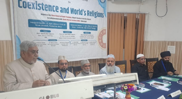 خطاب کرتے ہوئے پروفیسر اخ