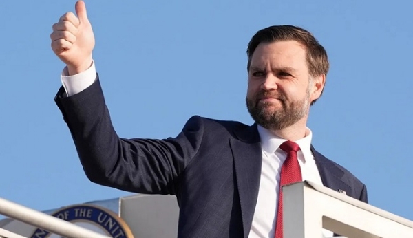 امریکہ کے نائب صدر جے ڈی وینس پاکستان کے دارالحکومت اسلام آباد سے آج صبح وطن کے لیے روانہ ہوتے ہوئے۔ فوٹو: انٹرنیٹ میڈیا