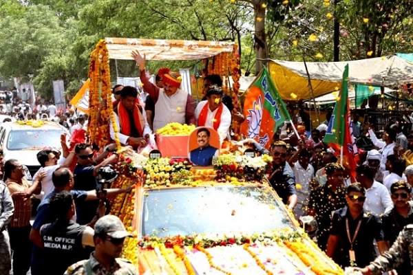 دو کلومیٹر طویل روڈ شو میں امڈا جن سیلاب