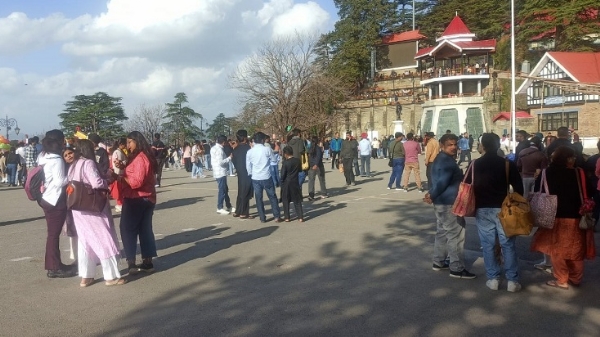 TOURISTS-CROWD-SML-HOTELS