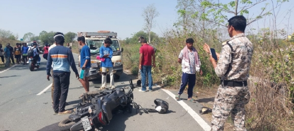 بائک اور ٹاٹا میجک  کی ٹکر میں چار زخمی