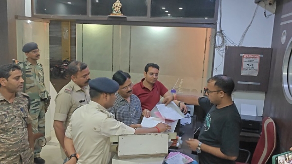 مہم چلاتے افسران