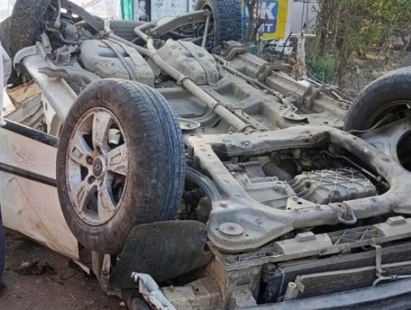 دیواس میں ٹکر کے بعد پلٹی ہوئی کار