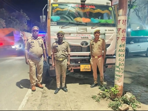 فوٹو: اوور لوڈ ہونے پر سیج کیا گیا وہیکل کوتوالی میں کھڑا