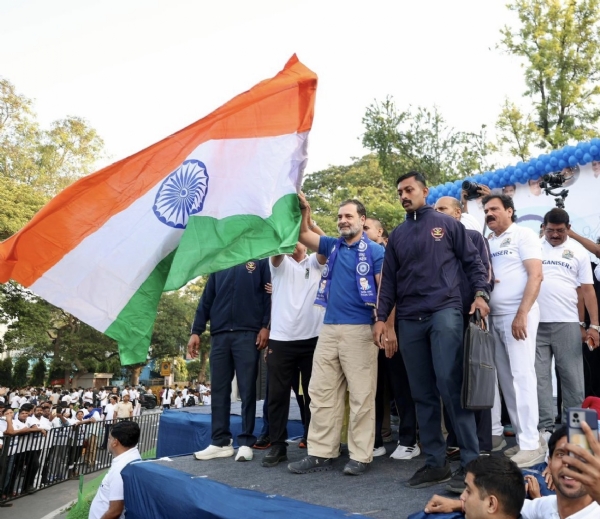 راہل گاندھی نے’ رن فار امبیڈکر ، رن فارسمودھان ‘ میراتھن کودکھائی ہری جھنڈی ،کہا کانگریس کا مقصد آئین کو بچانا ہے