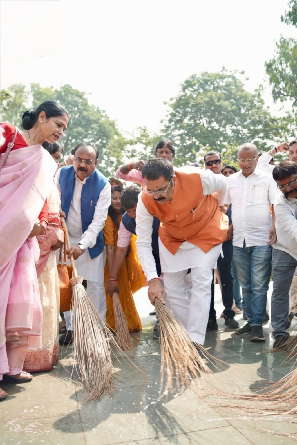 بی جے پی صدر سنجے سراوگی نے بابا صاحب کے مجسمہ پرگلپوشی کر انہیں خراج عقیدت پیش کیا