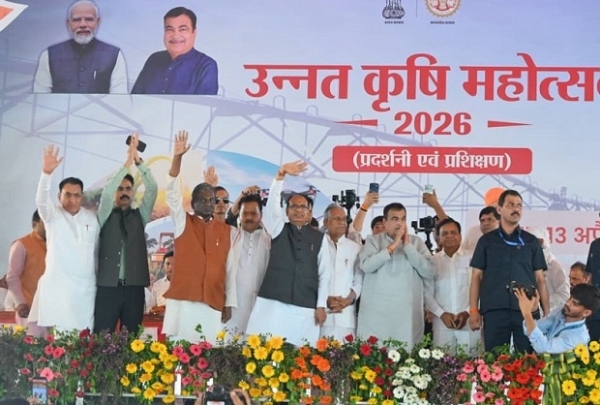 ریاستی وزیر نریندر سنگھ تومر اور دیگر افسران ریاستی وزیر نریندر سنگھ تومر اور دیگر افسران