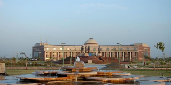 گوتم بدھ یونیورسٹی کے کل سچیو برطرف ، کم از کم، تعلیمی اور انتظامی قابلیت کو پورا نہ کرنے کا الزام