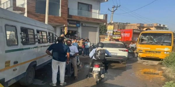 دو اسکول بسوں کے درمیان تصادم، سات بچے اور ڈرائیور زخمی