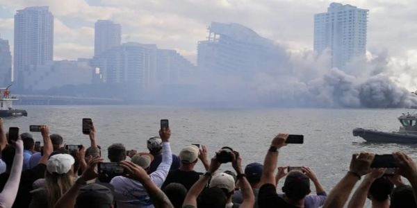 میامی میں 23 منزلہ ہوٹل 20 سیکنڈ میں زمین بوس