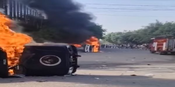 اجرت میں اضافے کی مانگ کو لے کر نوئیڈا میں مزدوروں کاہنگامہ، کئی گاڑیوں اور فیکٹریوں میں توڑ پھوڑ اور آتش زنی