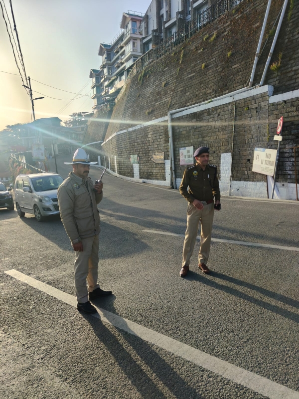 تین دنوں میں 47 ہزار سے زیادہ گاڑیاں شملہ پہنچیں ، ٹریفک پردباؤ میں اضافہ تین دنوں میں 47 ہزار سے زیادہ گاڑیاں شملہ پہنچیں ، ٹریفک پردباؤ میں اضافہ