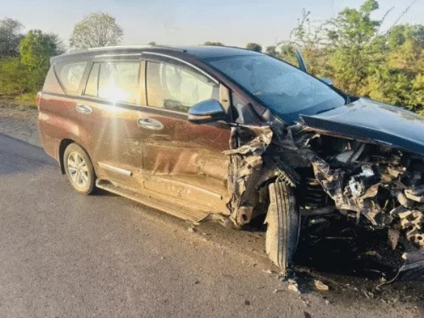 کار ڈیوائیڈر سے ٹکرانے کے بعد گاڑیوں سے ٹکرائی،دو بھائیوں کی موت