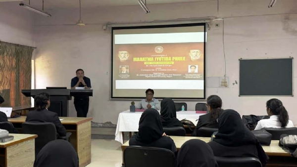 خطاب کرتے ہوئے