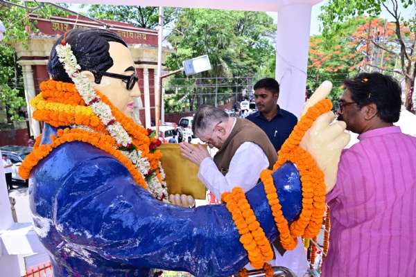 گورنر اور وزیر اعلیٰ نے رانچی میں امبیڈکر جینتی پر بابا صاحب کو خراج عقیدت پیش کیا گورنر اور وزیر اعلیٰ نے رانچی میں امبیڈکر جینتی پر بابا صاحب کو خراج عقیدت پیش کیا