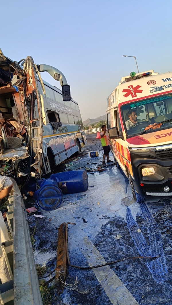 الور میں دہلی-ممبئی ایکسپریس وے پر حادثے میں تین افراد ہلاک اور کم از کم 30 زخمی الور میں دہلی-ممبئی ایکسپریس وے پر حادثے میں تین افراد ہلاک اور کم از کم 30 زخمی