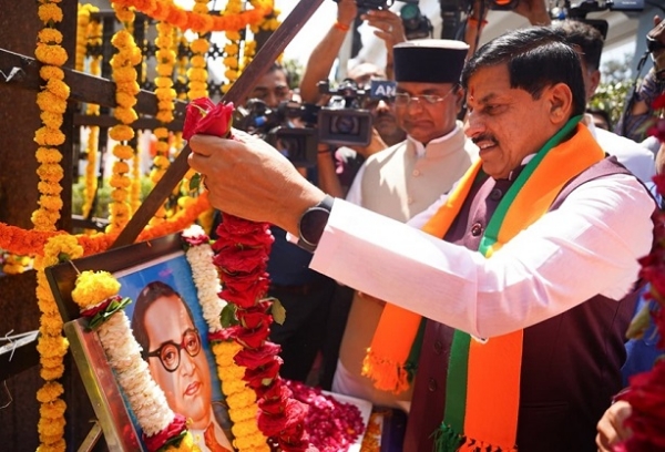 وزیراعلیٰ ڈاکٹر موہن یادو ڈاکٹر بھیم راو امبیڈکر کے یومِ پیدائش پر بھوپال میں ان کے مجسمے اور تصویر پر گلہائے عقیدت نذر کرتے ہوئے۔ وزیراعلیٰ ڈاکٹر موہن یادو ڈاکٹر بھیم راو امبیڈکر کے یومِ پیدائش پر بھوپال میں ان کے مجسمے اور تصویر پر گلہائے عقیدت نذر کرتے ہوئے۔