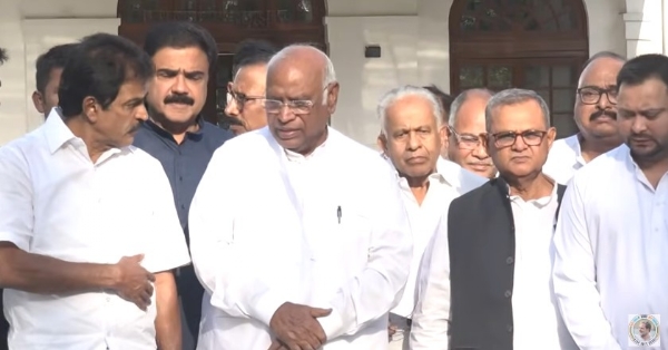 کانگریس پارلیمنٹ میں ناری وندن ایکٹ کی مخالفت کرے گی کانگریس پارلیمنٹ میں ناری وندن ایکٹ کی مخالفت کرے گی