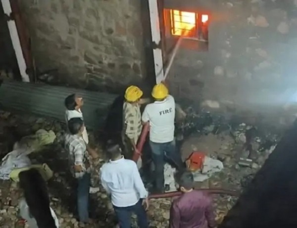 آگ بجھاتے ہوئے فائر فائٹرز